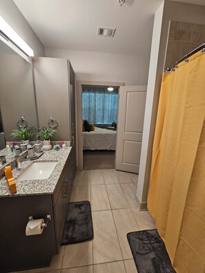 Asciugacapelli, asciugamani, sapone, carta igienica