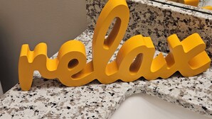 Un baño con encimera de granito y lavabo.