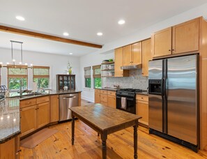 House, Multiple Beds, Patio, Garden View (Serene Refuge) | Private kitchen | Microwave, oven, coffee/tea maker