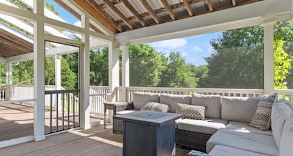 Beautiful Home on a Quiet Lot, Sleeps 14, Treehouse & Game Room!