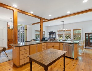 Casa, diversos llits, pati, vistes al jardí (Serene Refuge) | Cuina privada | Microones, forn i cafetera i tetera 