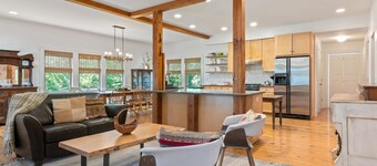 Beautiful Home on a Quiet Lot, Sleeps 14, Treehouse & Game Room!