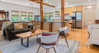 Beautiful Home on a Quiet Lot, Sleeps 14, Treehouse & Game Room!