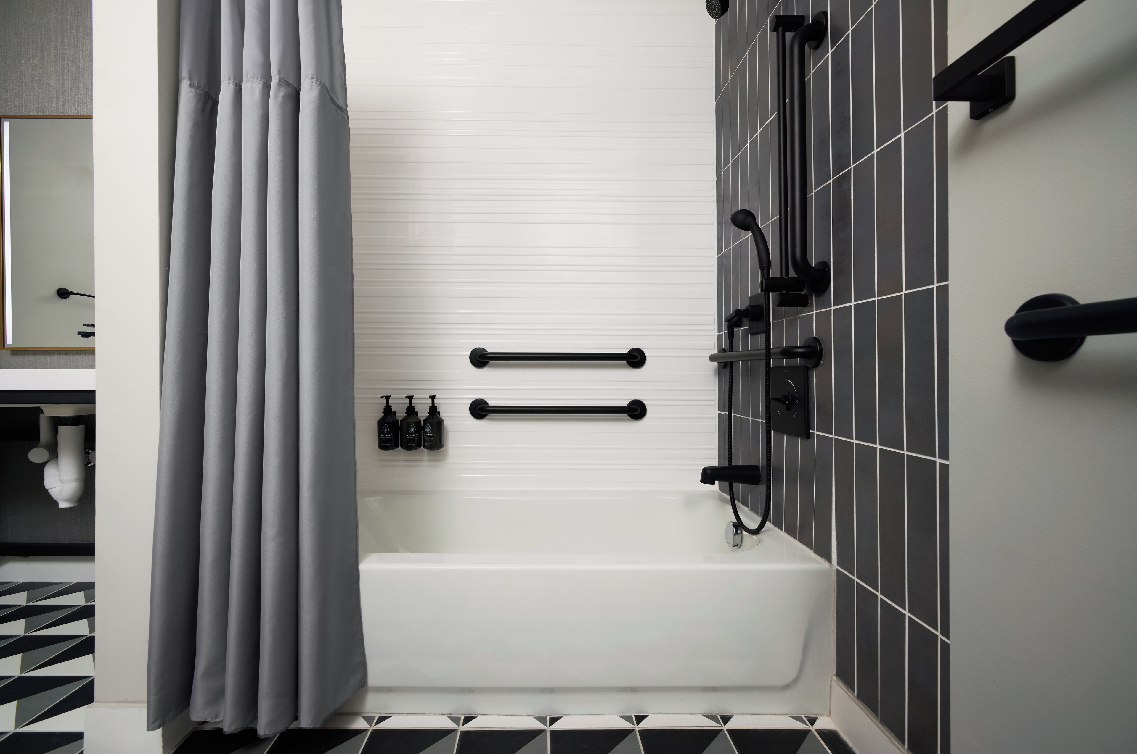 Ein modernes Badezimmer mit Badewanne, Dusche und Toilette.