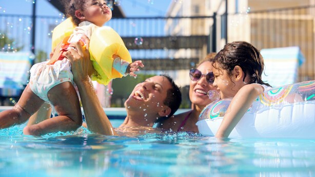 Una piscina con gente disfrutando del agua.