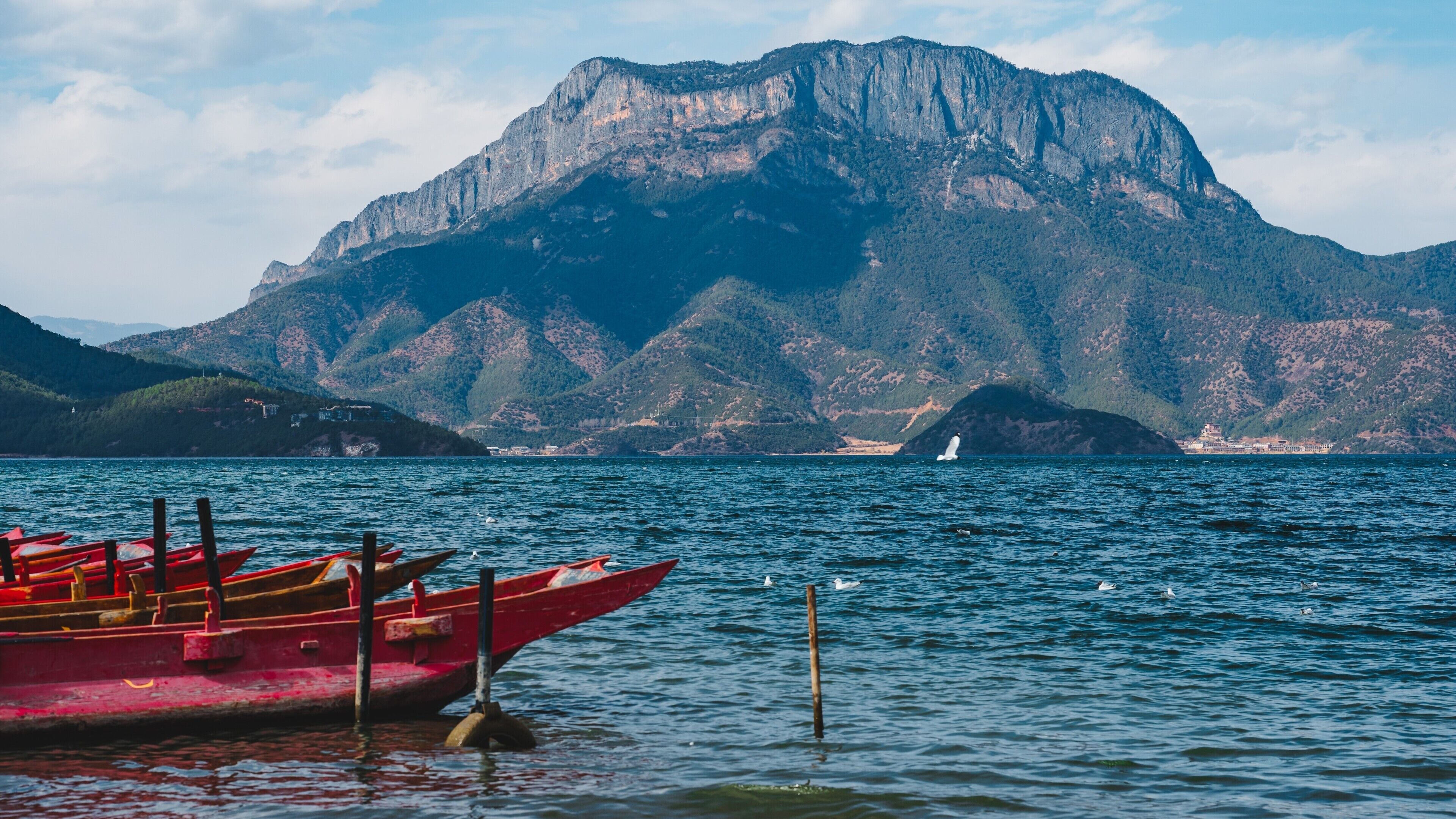Un lac paisible, avec une montagne en arrière-plan.