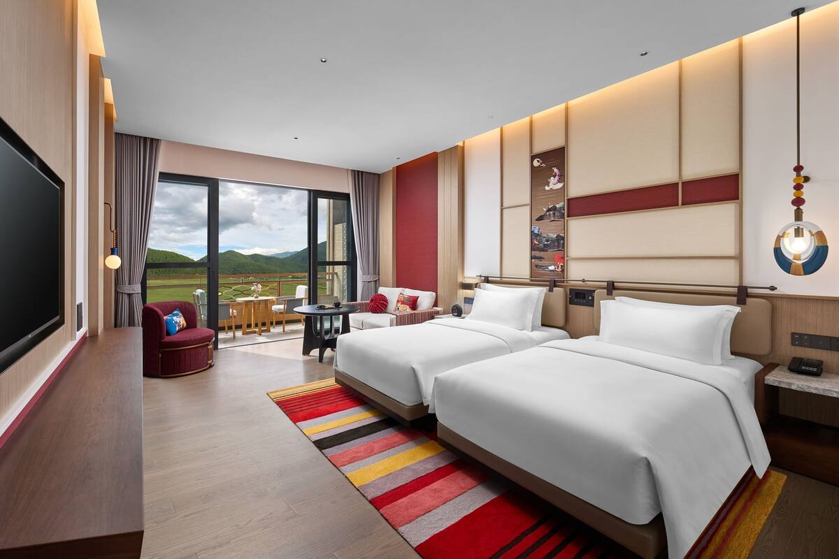 Premium-Zimmer, 2 Doppelbetten | Hochwertige Bettwaren, Daunenbettdecken, kostenlose Minibar, Zimmersafe