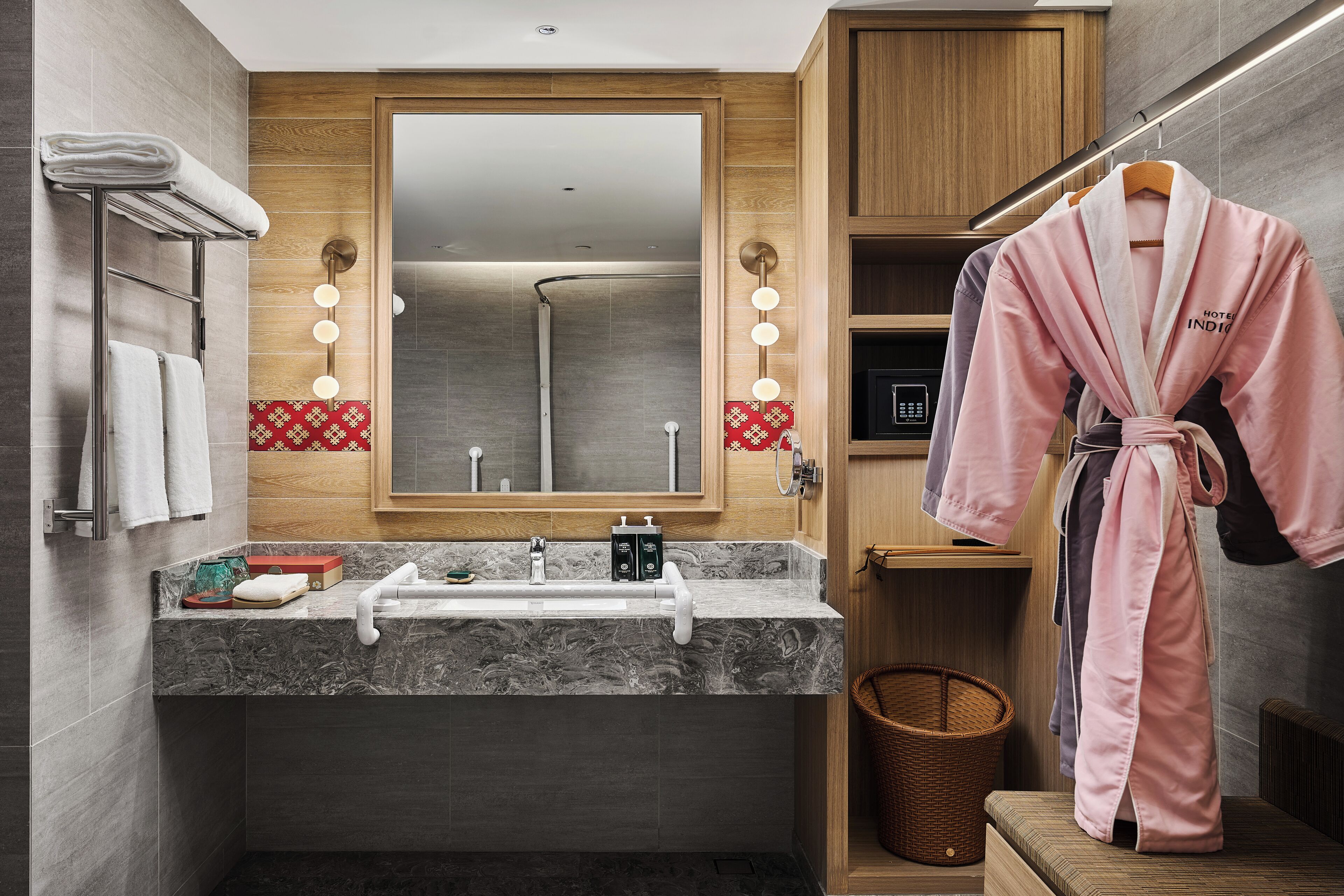Une salle de bain moderne avec un lavabo en marbre, un meuble-lavabo en bois et un grand miroir avec éclairage intégré.