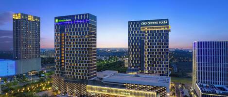 Un moderno complejo hotelero con varios edificios altos, incluyendo un Holiday Inn Express y un Crowne Plaza.