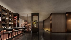 Zona de bar moderna con estantes de madera, taburetes y una planta decorativa.