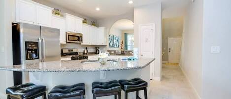 冷蔵庫、電子レンジ、オーブン、コンロ