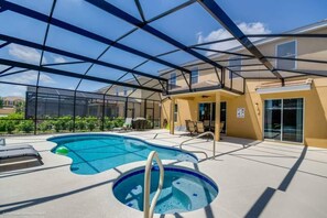 Alberca al aire libre y alberca climatizada