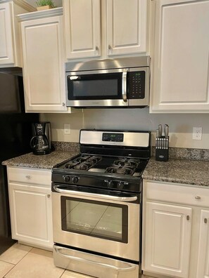 Kjøleskap, mikrobølgeovn, ovn og kokeplater