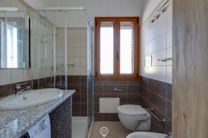 Douche, sèche-cheveux, bidet, serviettes fournies