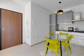 Køleskab, mikrobølgeovn, kogeplade, opvaskemaskine