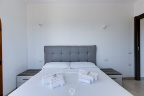 1 habitación, tabla de planchar con plancha y cuna de viaje 