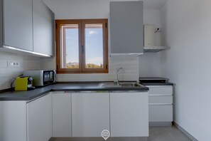 Réfrigérateur, micro-ondes, plaque de cuisson, lave-vaisselle