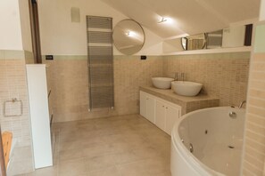 Shower, jetted bath, hair dryer, bidet