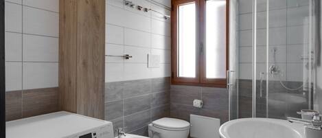 Dusche, Haartrockner, Bidet, Handtücher