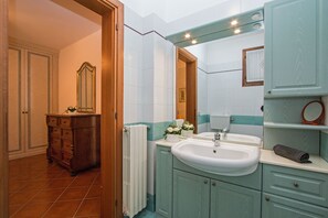 Huoneisto, näköala uima-altaalle | Kylpyhuone