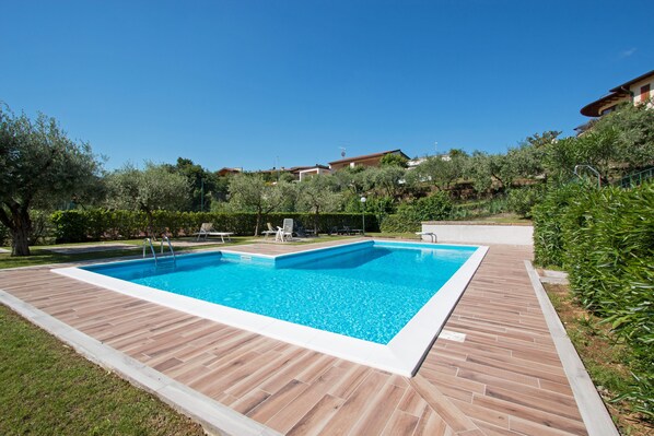 Kauden mukainen ulkouima-allas