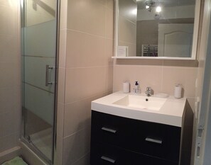 Douche, sèche-cheveux