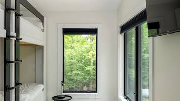 3 dormitorios, tabla de planchar con plancha, cuna de viaje