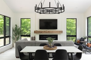 Smart TV, fireplace