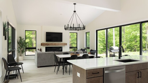 Una cocina moderna con una isla grande, comedor y chimenea.
