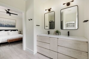 Ducha, secador de pelo, toallas, jabón