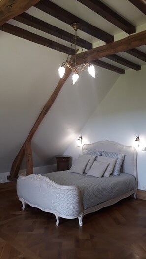 3 habitaciones, tabla de planchar con plancha, wifi y ropa de cama 