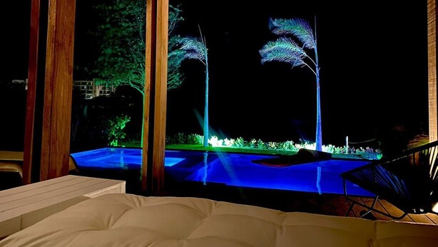 A room with a view of an illuminated pool at night. - Hermosa casa en Cartagena , en el Club Karibana (Cartagena)