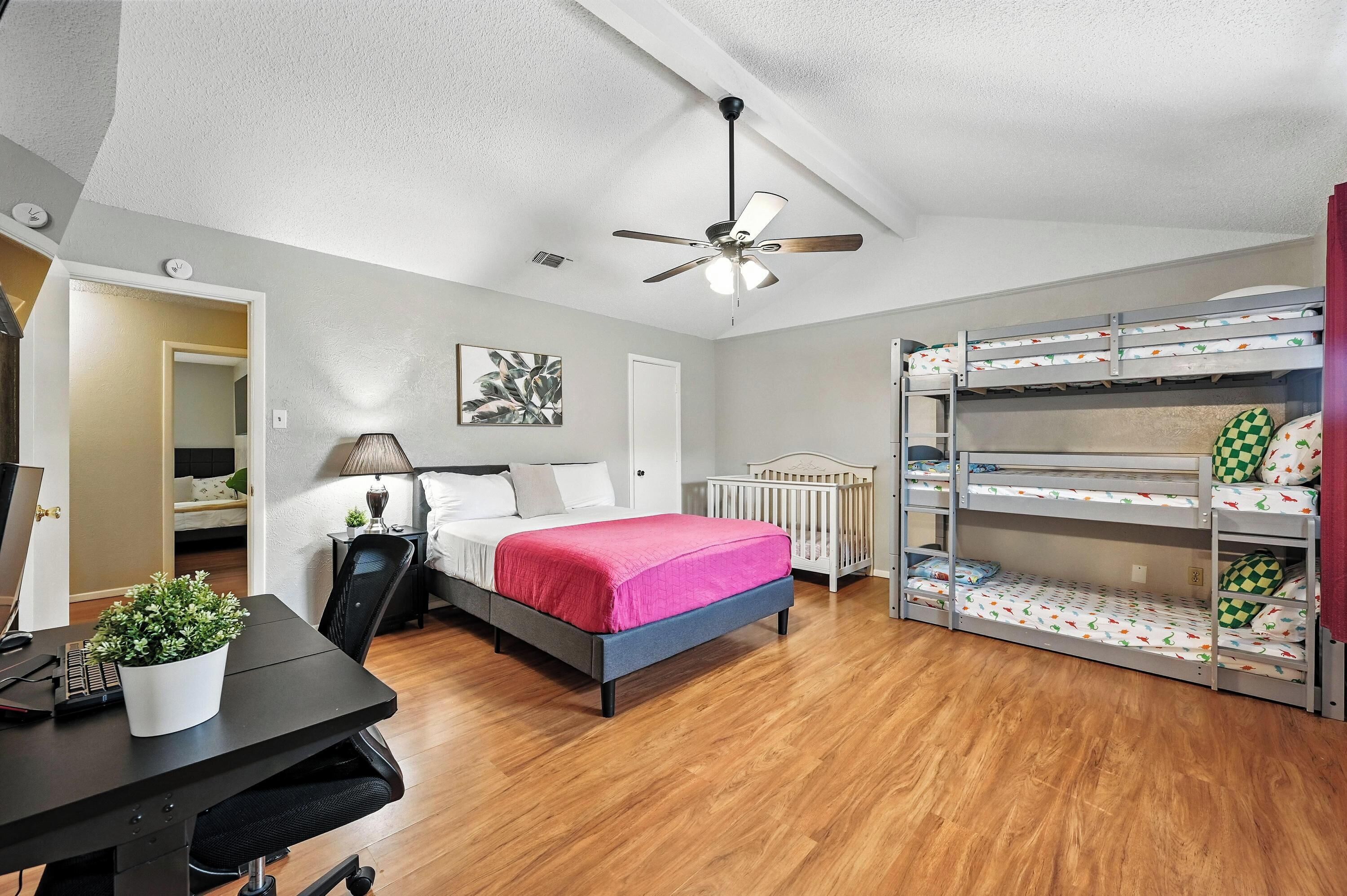 7 bedrooms, desk, iron/ironing board, travel cot