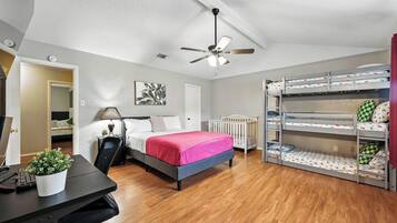 7 bedrooms, desk, iron/ironing board, travel cot