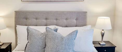 5 dormitorios, escritorio, tabla de planchar con plancha y cuna de viaje