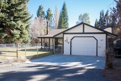 Lazy Meadow, Game Room, Hot Tub, 5 min from anything Big Bear