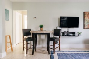 Dining - Two blocks from Beach - Walk to the water! (Pompano Beach)