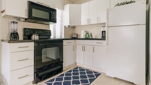Coffee/tea maker, fridge, microwave, oven - Two blocks from Beach - Walk to the water! (Pompano Beach)