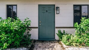 Exterior detail - Two blocks from Beach - Walk to the water! (Pompano Beach)