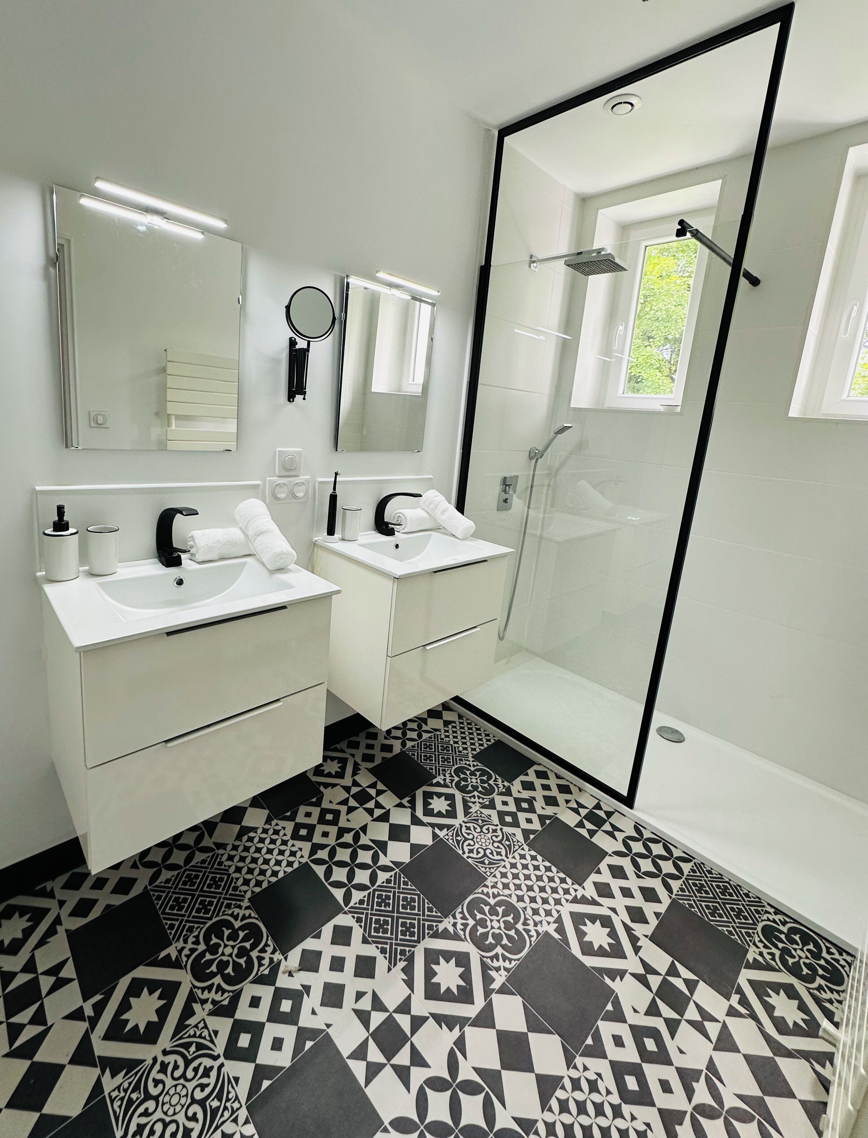 Een douche, een haardroger, handdoeken, toiletpapier