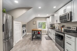 Private kitchen - The Loft on 13th~Modern & Cozy! (Spokane)