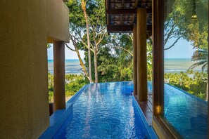 A clear view of a swimming pool with a view of the ocean and surrounding greenery. - Individual "Lux" villa with private pool (Arraial D'Ajuda)