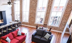 Smart TV - Jellyfish Lookout on Strand- historic neighborhood, local shops and dining (Galveston)