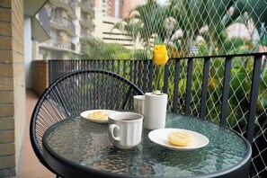 Outdoor dining - 2BR Bright & Cozy - Nature Views & Sounds (Medellín)