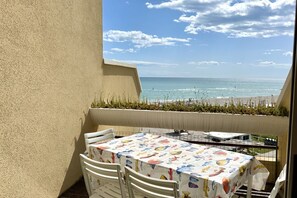 Outdoor dining - SE085 - new two-room apartment facing the sea at the ''Pyramids'' (Senigallia)
