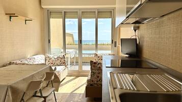 Kühlschrank, Ofen, Geschirrspüler, Esstisch