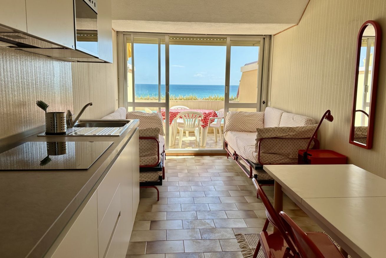 雪櫃、焗爐、洗碗機、餐桌