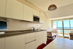 Refrigerador, horno, lavavajillas, mesa de comedor