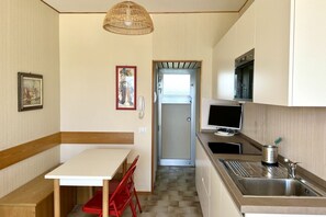 Réfrigérateur, four, lave-vaisselle, tables à manger