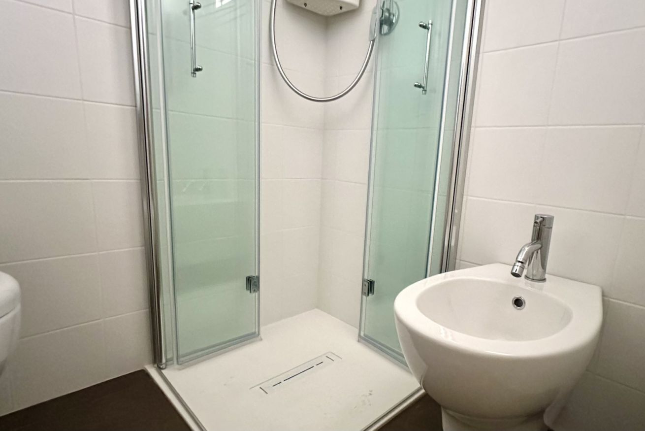 Een douche, een bidet, handdoeken